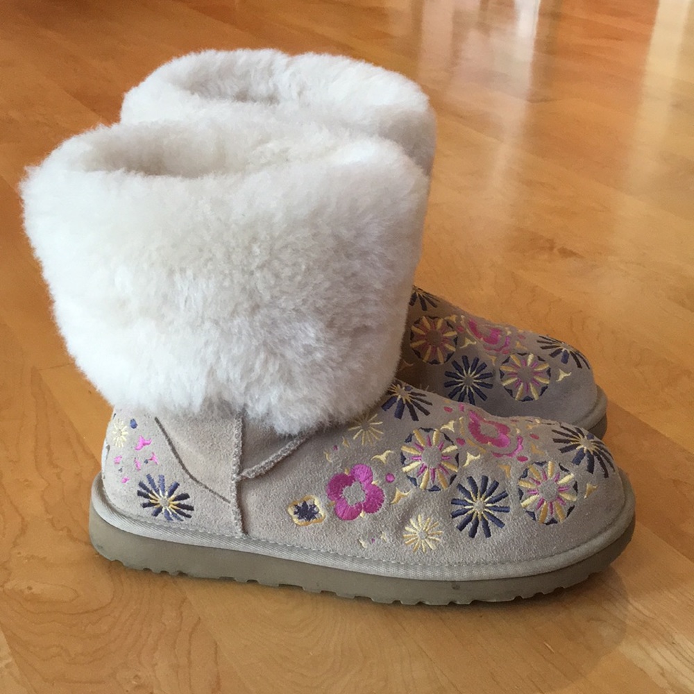 UGG | Floral Embroidered Sheep Shearling Cuff